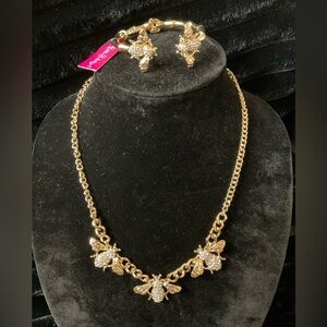 Lilly Pulitzer Gold Bee Necklace and Bracelet Set